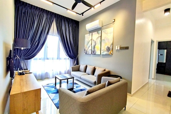 Lägenhet Premier | Vardagsrum | 300-centimeters smart-tv med digitalkanaler