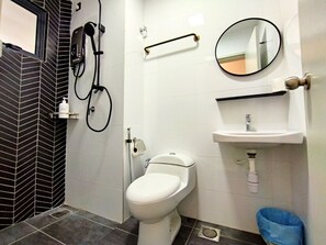Apartamento premier | Banheiro | Chuveiro, secador de cabelo, bidê, toalhas de banho