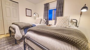 2 makuuhuonetta, työpöytä, silitysrauta/-lauta, ilmainen Wi-Fi