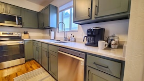 Jääkaappi, mikroaaltouuni, uuni, liesi