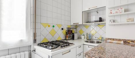 Kühlschrank, Mikrowelle, Herdplatte, Wasserkocher mit Kaffee-/Teezubehör