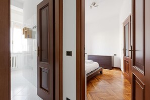 1 dormitorio, tabla de planchar con plancha, wifi y ropa de cama