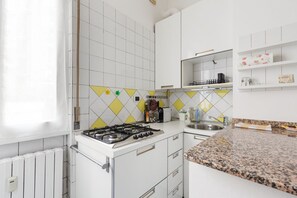 Køleskab, mikrobølgeovn, kogeplade, kaffe-/temaskine