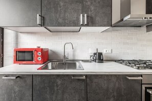 Réfrigérateur, four à micro-ondes, un four, surface de cuisson