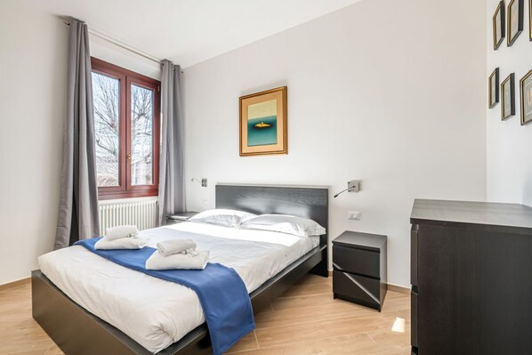 2 bedrooms, iron/ironing board, WiFi, bed sheets