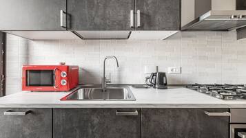 Kühlschrank, Mikrowelle, Ofen, Herdplatte