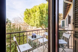 Outdoor dining - Modern apartment of about 80 sqm, located on the 3rd floor of a building with no lift, for 4 people.The property is located in a quiet district but complete with all services and well connected to the center. The Cascine Park is near the apartment. Insid (Firenze)
