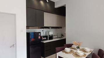Apartamento Deluxe | Cocina privada | Frigorífico, microondas, hervidor eléctrico y utensilios de cocina