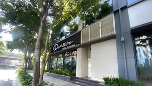 A modern building with a sign for 'Dard Bistro Cafe & Restaurant'. - HKG-Vinhomes Sky Lake - Luxury Apartment (Hanoi)