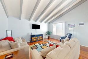 TV, table tennis - Centrally located retreat with pool, Ping-Pong, balcony, full kitchen, W/D, & AC (Tempe)