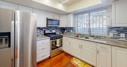 Centrally located retreat with pool, Ping-Pong, balcony, full kitchen, W/D, & AC