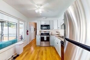 Geladeira, micro-ondas, fogão, cooktop