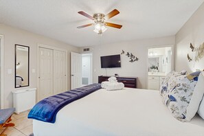 2 habitaciones, escritorio y tabla de planchar con plancha