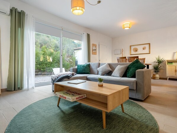 TV - House in Parc del Garraf with BBQ 15min Sitges (Olivella)