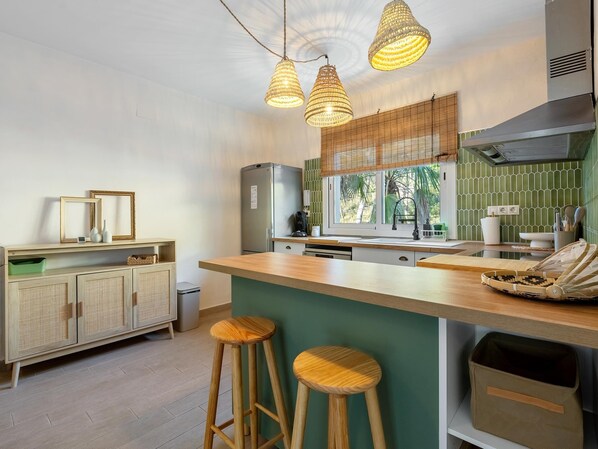 Kjøleskap, mikrobølgeovn, ovn og oppvaskmaskin