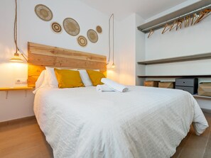 2 bedrooms, iron/ironing board, Internet, bed sheets