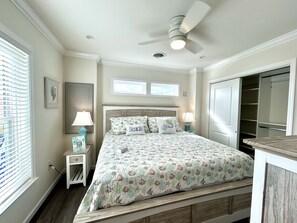 2 bedrooms, free WiFi, bed sheets - Water Front🩷Minutes to Beach ~ BBQ grill~ Pool~ Rooftop Balcony-360° Views (Jensen Beach)