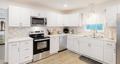 Stylish & private guesthouse with sunny patio, central AC, & W/D - with pool