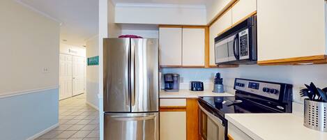 Refrigerador, microondas, horno, placa de cocina