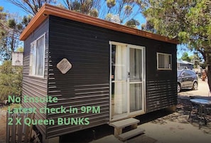 Basic Cabin, 2 Queen Beds (No Ensuite) - Kangaroo Lake C & C Park (Mystic Park)