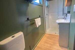 Design-mökki | Kylpyhuone | Pyyhkeet, vessapaperi