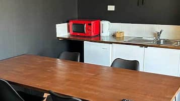 時尚小屋, 2 張加大雙人床 | 私人廚房 | 小冰箱、餐桌