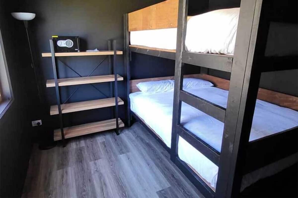 Standard Cabin, 2 Queen Beds