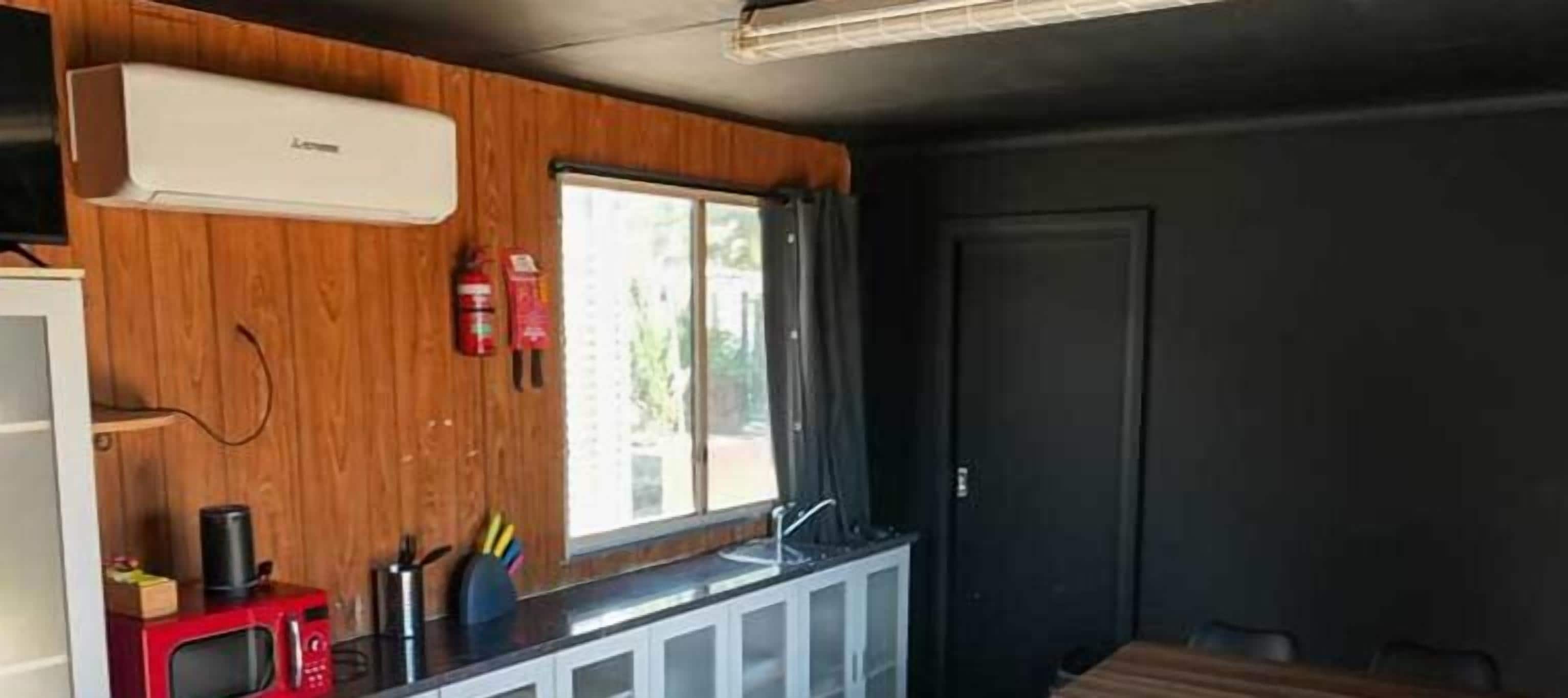 Cabaña clásica, 2 camas de matrimonio | Cocina privada | Frigorífico pequeño y mesa de comedor