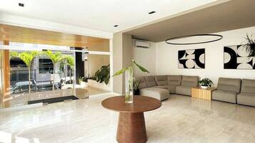 Apartment, 2 Bedrooms, Accessible, Smoking | Lobby