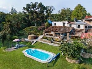 Outdoor pool, open 9:00 AM to 9:30 PM, pool umbrellas, pool loungers - Hotel Hacienda San Bartolo (Xico)