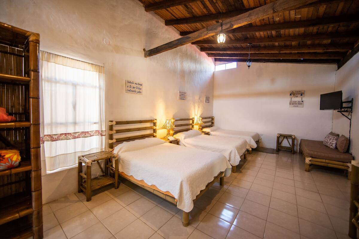 Family Room - La Monja | Espacio para trabajar con un portátil y wifi gratis