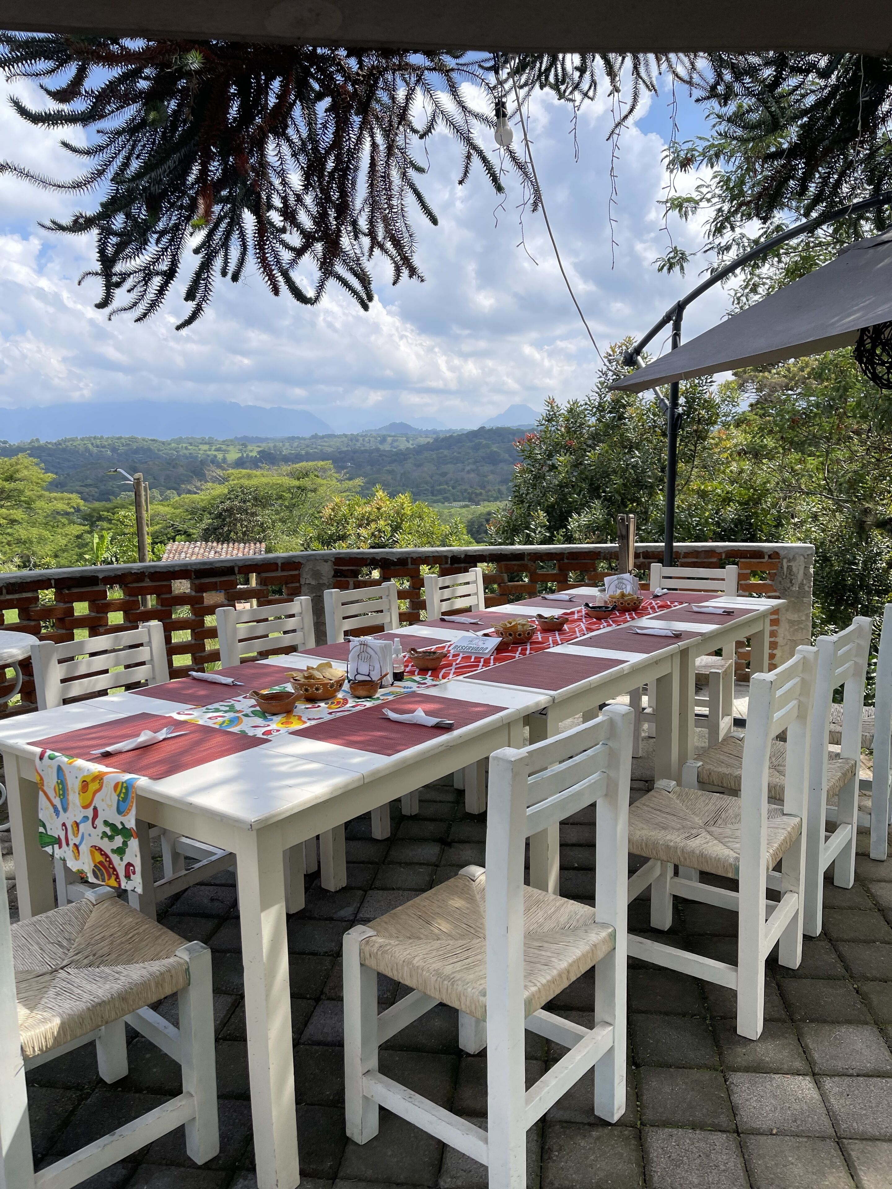 Se sirven desayunos, comidas y cocina mexicana con vista a la alberca