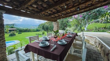 Alberca al aire libre, sombrillas en la alberca y camastros