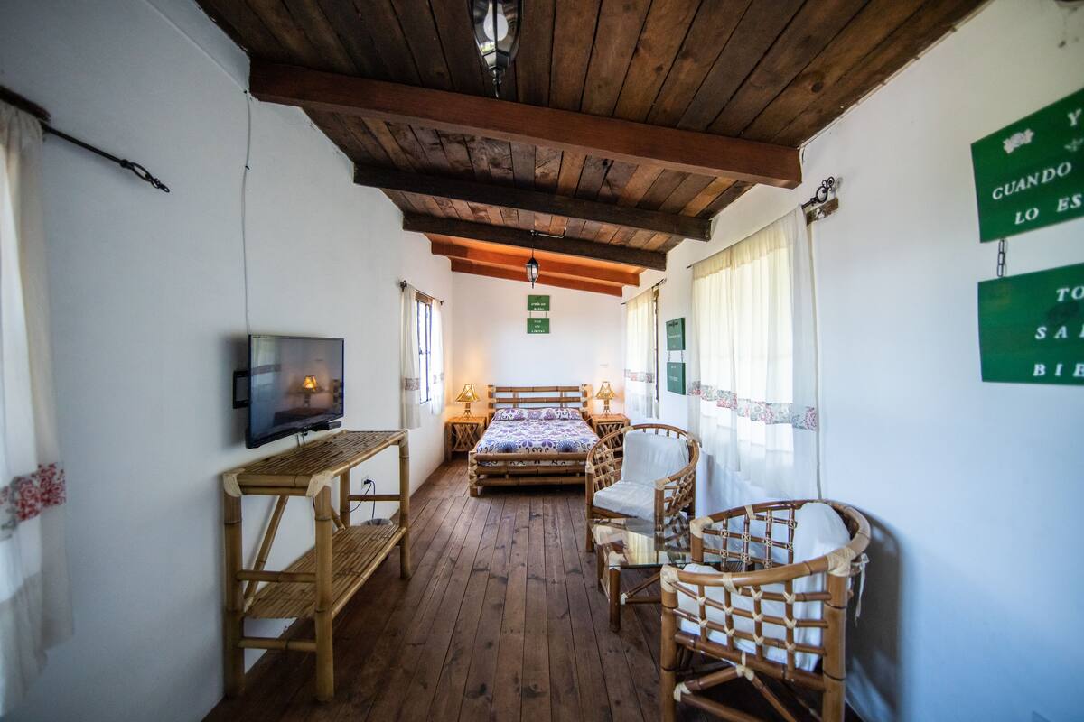 Signature Prestige Room - La Velo de Novia | Espacio para trabajar con un portátil y wifi gratis