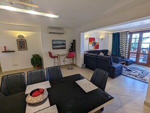 Apartamento familiar | Zona de estar | Smart TV de 24 pulgadas con canales digitales