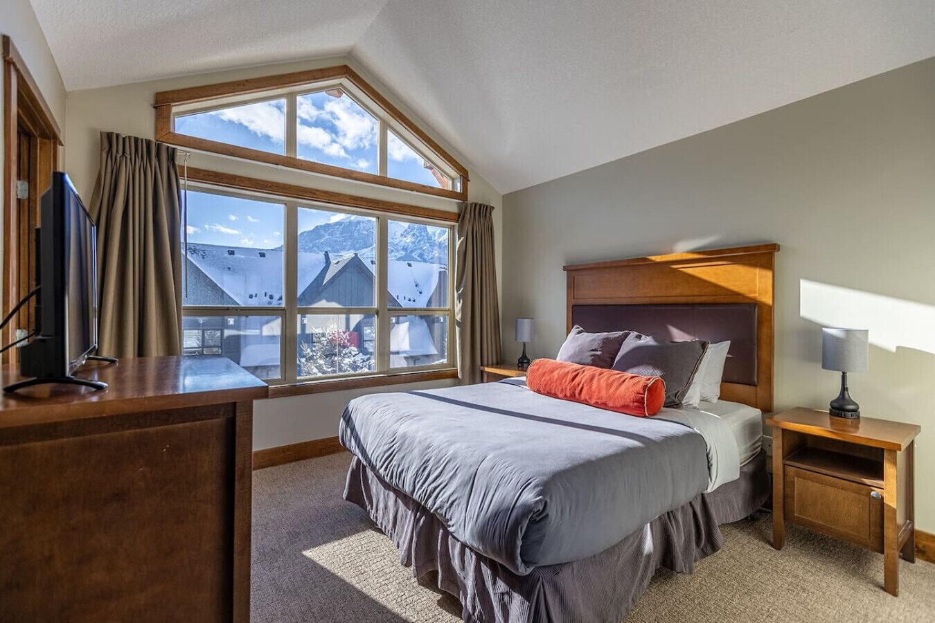 2 chambres, bureau, fer et planche à repasser, lit parapluie