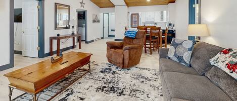 Una televisión, una chimenea, libros