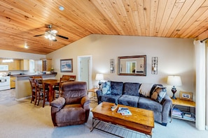 Fernseher, Kamin, Bücher