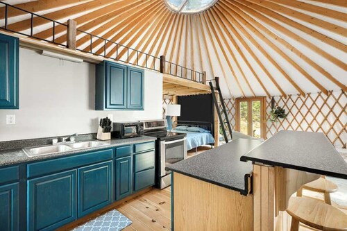 Yurt w/hot tub & fire pit