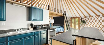 Cozy yurt w/hot tub & fire pit