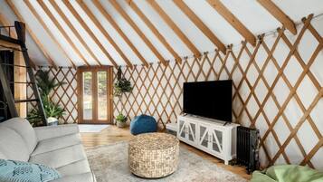 Una televisión, un reproductor estéreo, una oficina