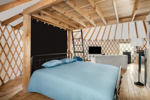 Iron/ironing board, WiFi, bed sheets - Modern Yurt w River Access, Hot Tub, WiFi & Grill (Wardensville)