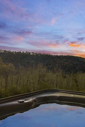 Outdoor spa tub - Modern Yurt w River Access, Hot Tub, WiFi & Grill (Wardensville)