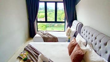 Un dormitorio con cama, ventilador de techo, ventana con cortinas y unidad de aire acondicionado.