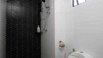 Un bagno moderno con pavimento a scacchi in bianco e nero, un water bianco, un angolo doccia e una piccola finestra.