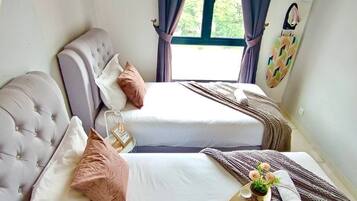 Ein Schlafzimmer mit zwei Betten, einem fensterbelaubten Fenster, einer Wanduhr und einer kleinen Pflanze auf dem Nachttisch.