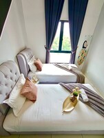 Ein Schlafzimmer mit zwei Betten, einem fensterbelaubten Fenster, einer Wanduhr und einer kleinen Pflanze auf dem Nachttisch.