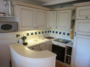 Fridge, microwave, oven, dishwasher - Appartement 3 Chambres Climatise Résidence Avec Piscine et Tennis (CAVALAIRE SUR MER)