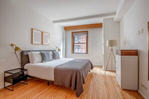 1 bedroom, iron/ironing board, WiFi, bed sheets - Luxe Midtown 1BR w/ Doorman, nr Cntrl Park & Carnegie Hall, by Blueground (Midtown)