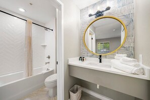 Shower, hair dryer, towels - Modern Urban Oasis in Prime Buckhead, Atlanta (Atlanta)